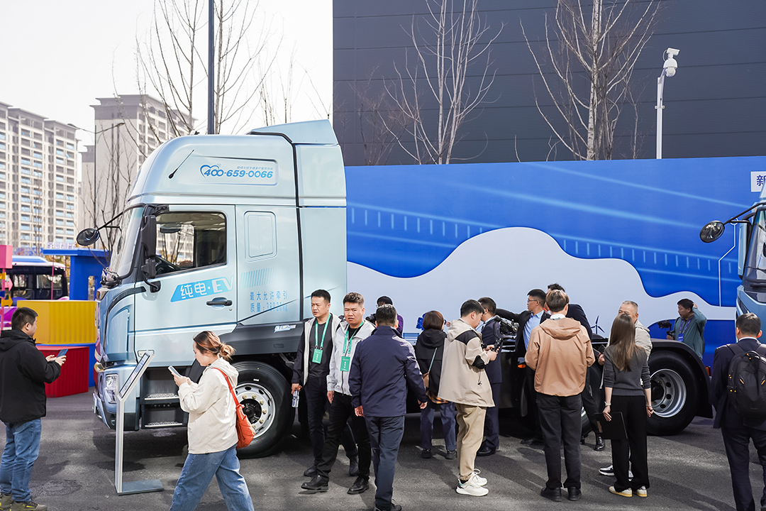 產(chǎn)品博覽 | 宇通400度底置充電牽引車重磅上市