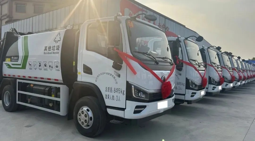 宇通重工旗下宇通環(huán)衛(wèi)8噸壓縮式垃圾車批量交付河池！