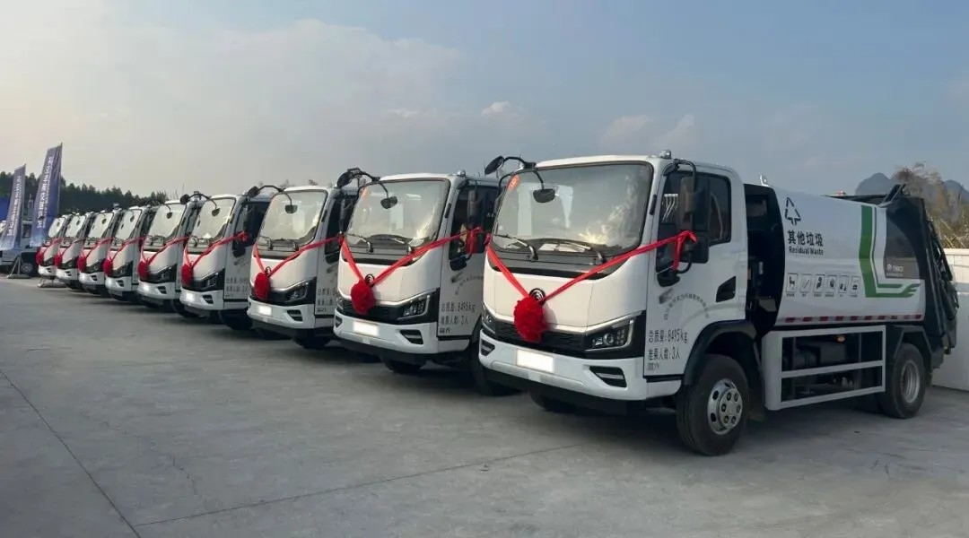 宇通重工旗下宇通環(huán)衛(wèi)8噸壓縮式垃圾車批量交付河池！