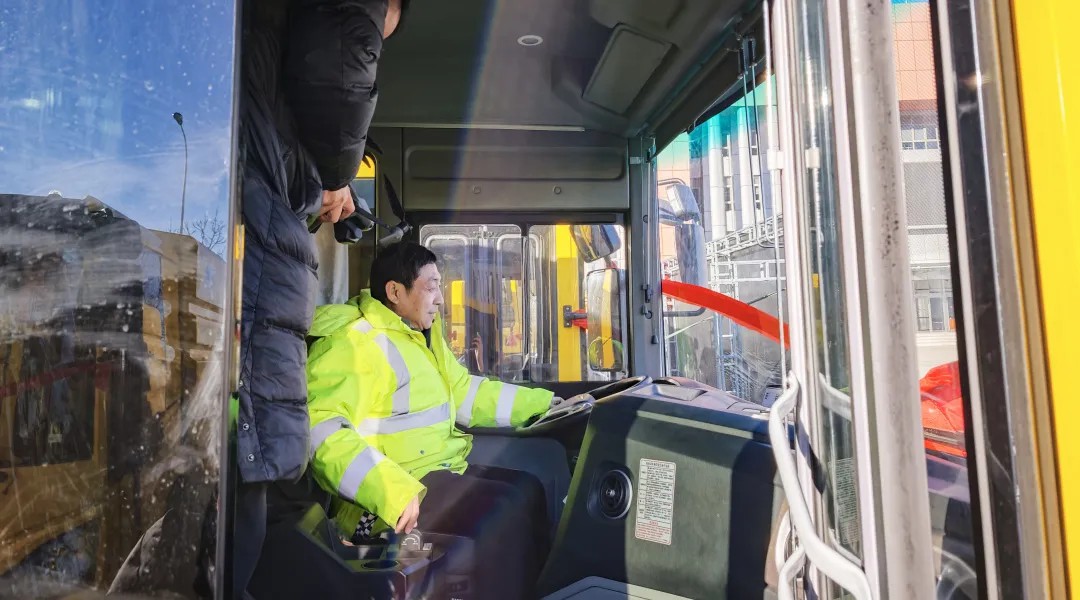 宇通純電動高速掃路車批量交付天津，助力綠色養護升級！