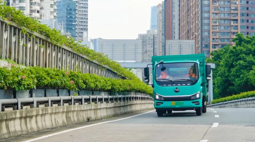 亮相2025深圳CCE展！宇通8噸純電密閉式桶裝垃圾車破解垃圾桶收運難題！