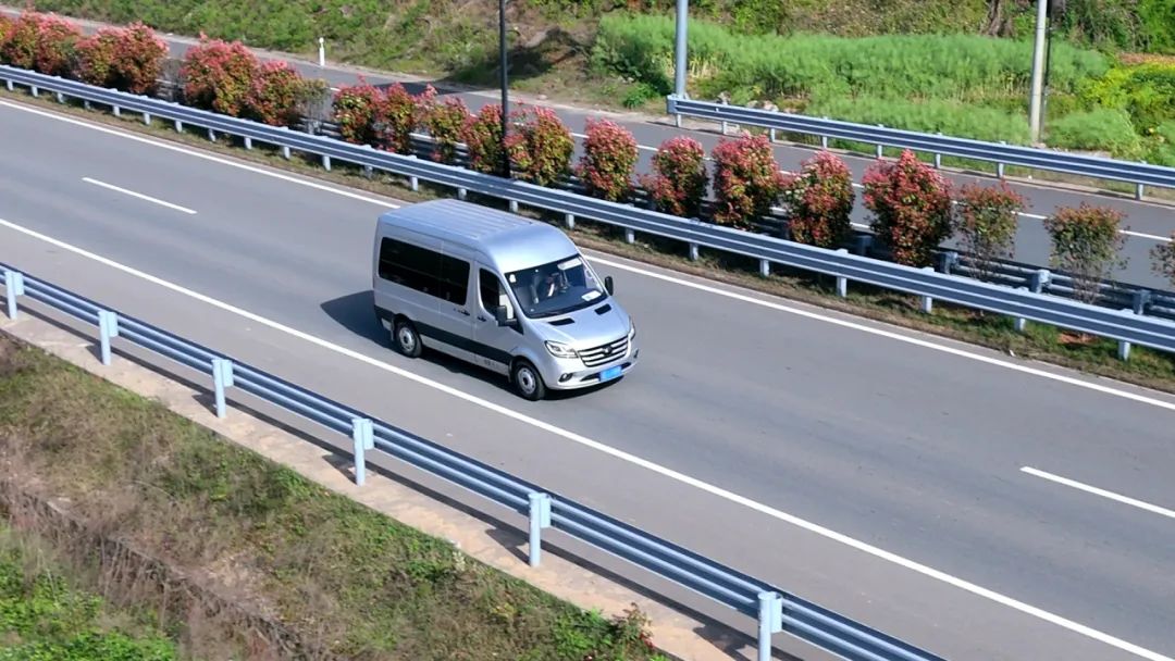 萬年亞旅攜手宇通天駿,“讓老鄉們出門兒都能坐上好車”! 圖片