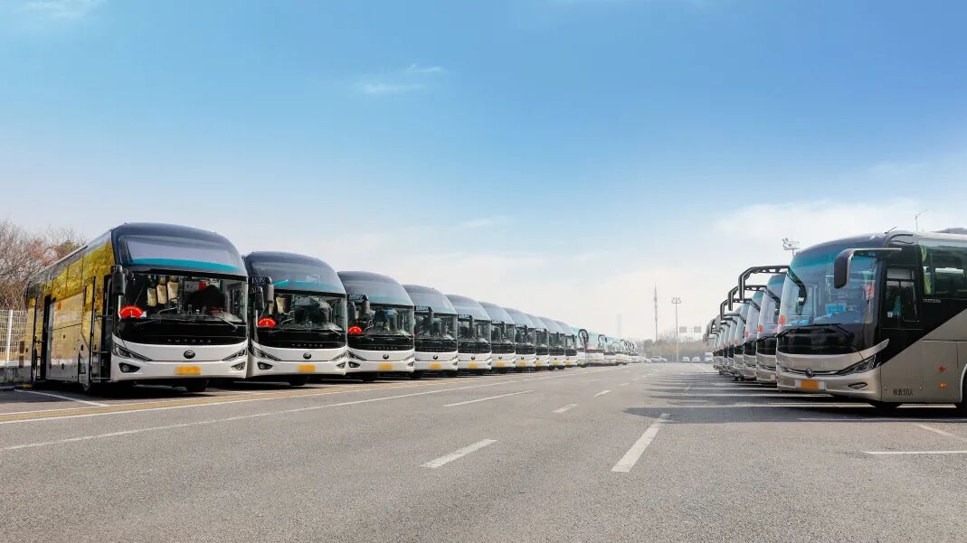 “兩會(huì)時(shí)刻”開啟！宇通T7等高端車型實(shí)力護(hù)航各地兩會(huì)