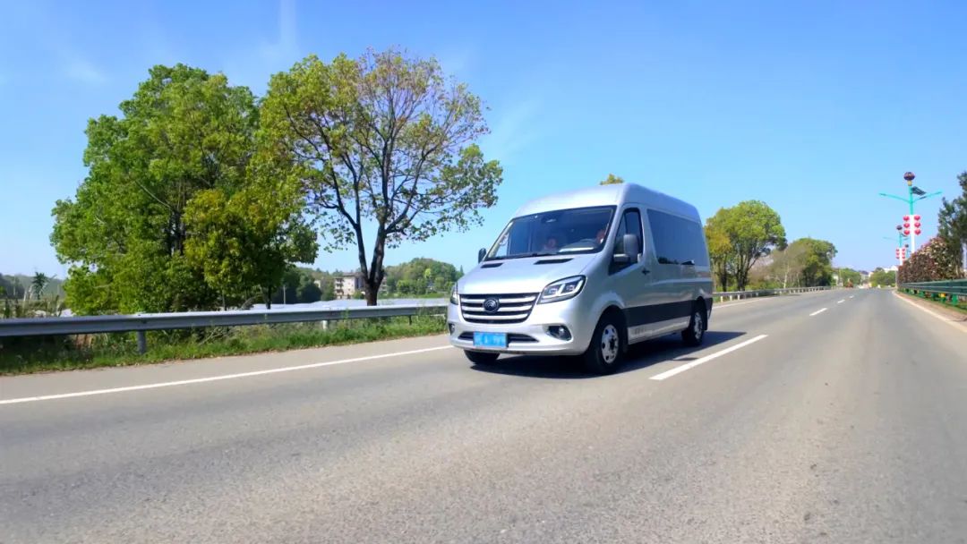 萬年亞旅攜手宇通天駿,“讓老鄉們出門兒都能坐上好車”! 圖片