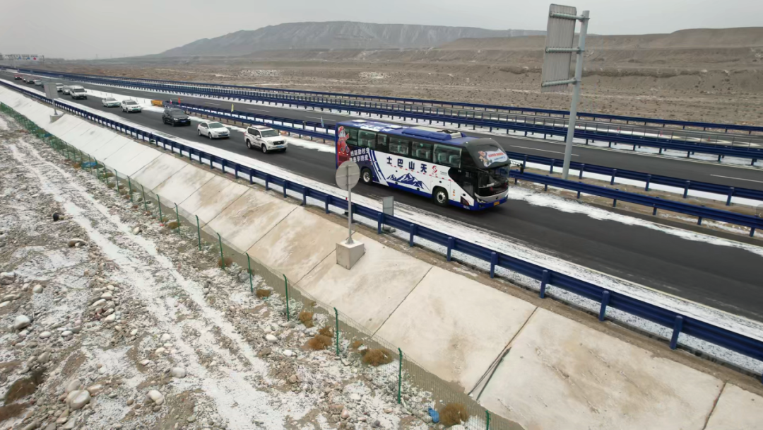 烏尉高速全線通車,宇通擔當首發(fā)車輛見證歷史時刻! 圖片