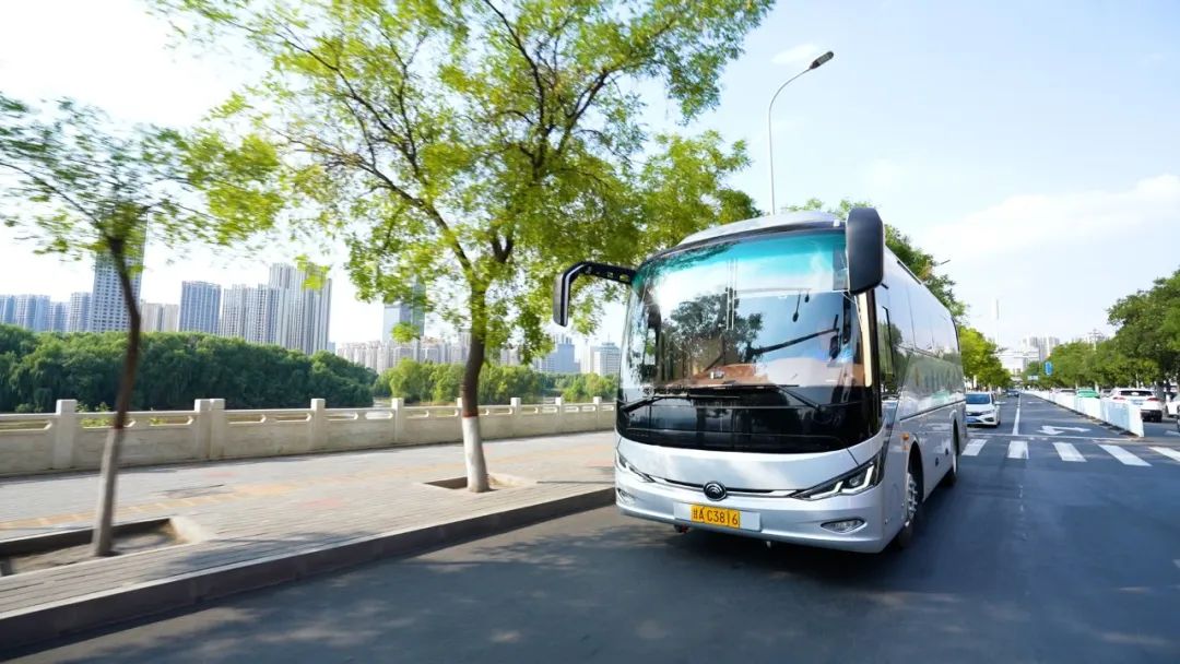 國(guó)風(fēng)車奔赴絲綢路！宇通攜手甘肅旅汽打造西北高端游