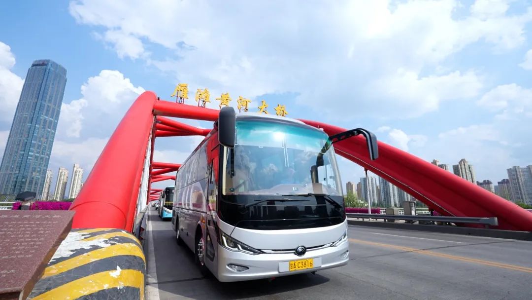 國(guó)風(fēng)車奔赴絲綢路！宇通攜手甘肅旅汽打造西北高端游