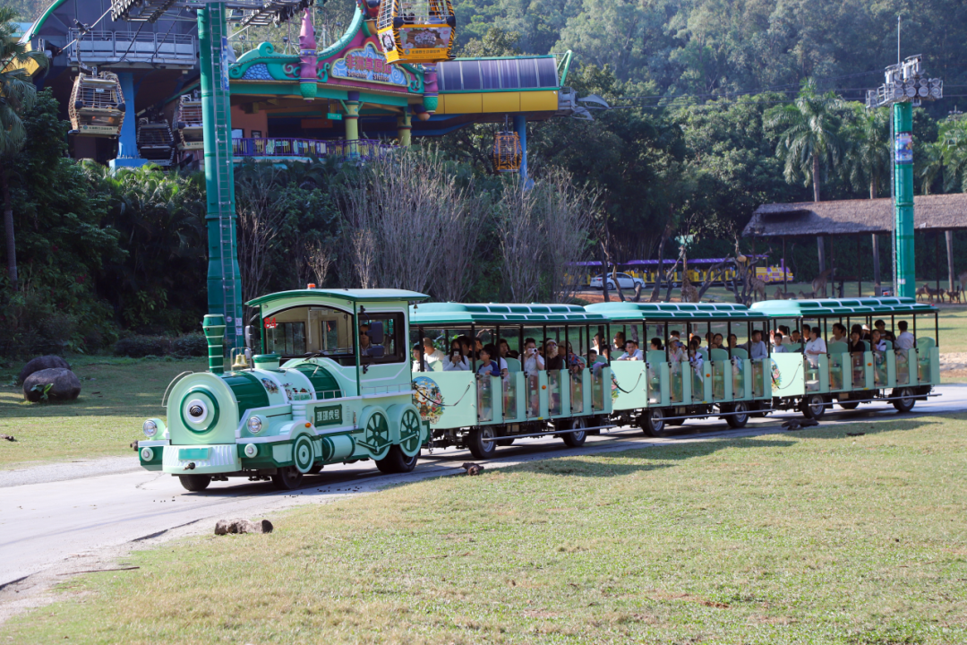 宇通鋰電觀光列車和劍齒虎觀光車亮相北京，以定制化方案賦能景區升級