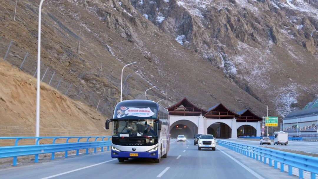 烏尉高速全線通車,宇通擔當首發(fā)車輛見證歷史時刻! 圖片