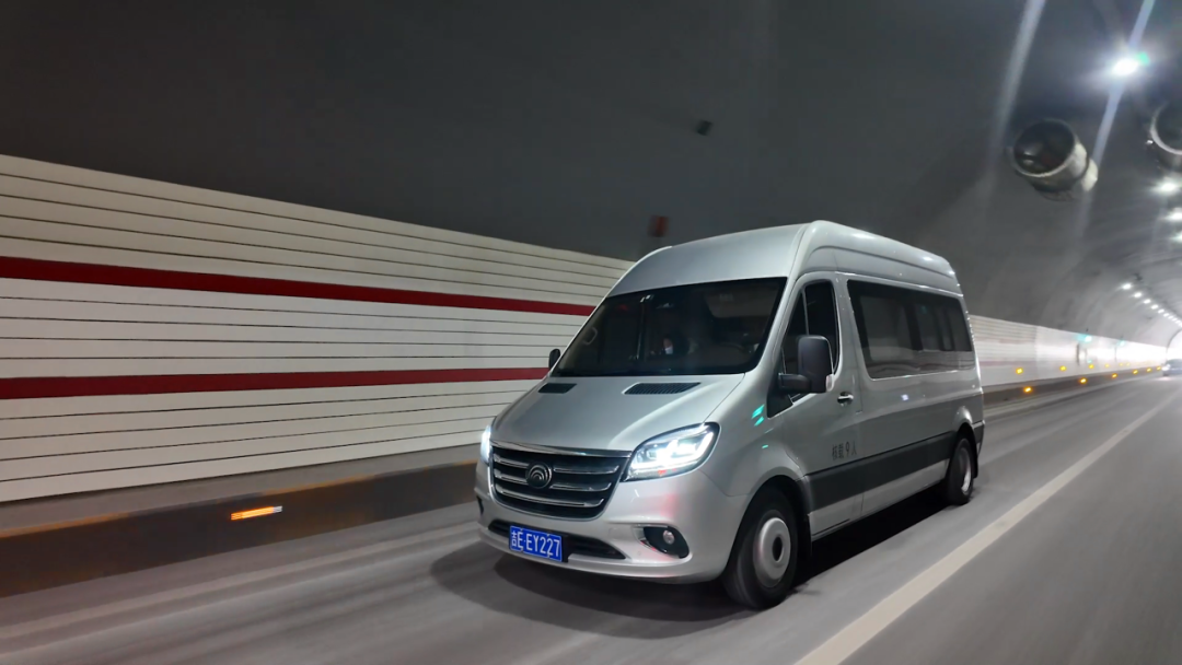 定制客運(yùn)新模式！宇通天駿“燃擎”北國(guó)冰城